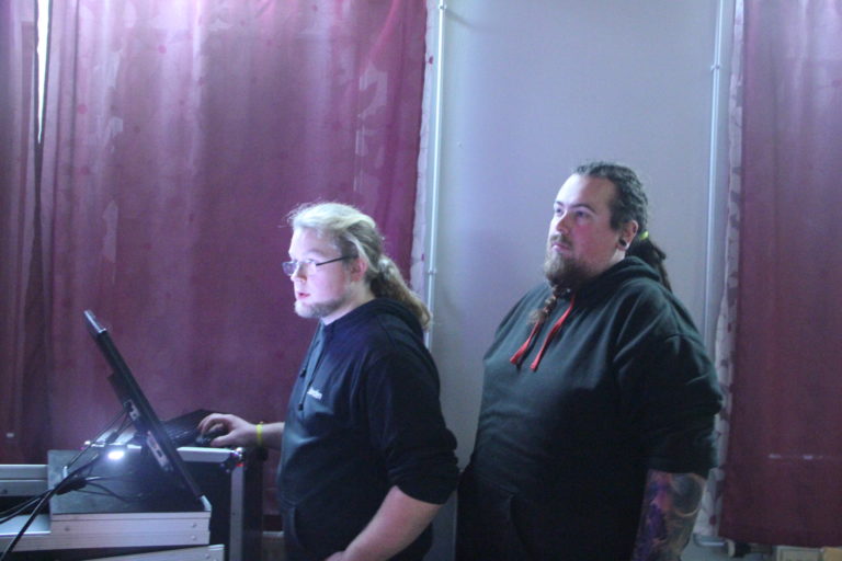 Licht und Ton kontrolliert.