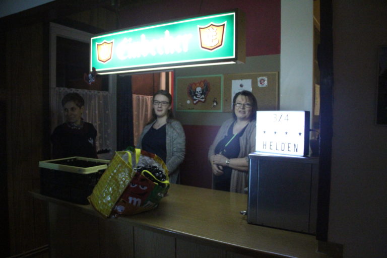 Die Damen zum Ausschank bereit.